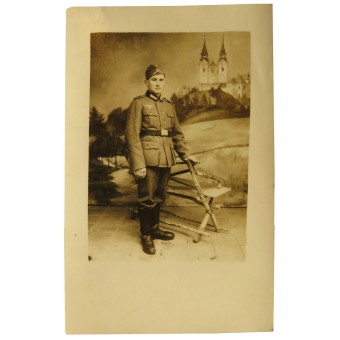Foto de un soldado de infantería de la Wehrmacht que lleva un casquillo de guarnición, una túnica M36, y los pantalones con botas.. Espenlaub militaria